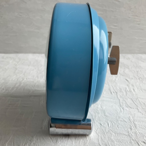 Vintage 1960s Polaris Turquoise Oval Shaped Wind Up Alarm Clock - Picture 5 of 16